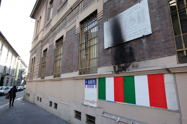 lapide_dergano_vandali5gen2013